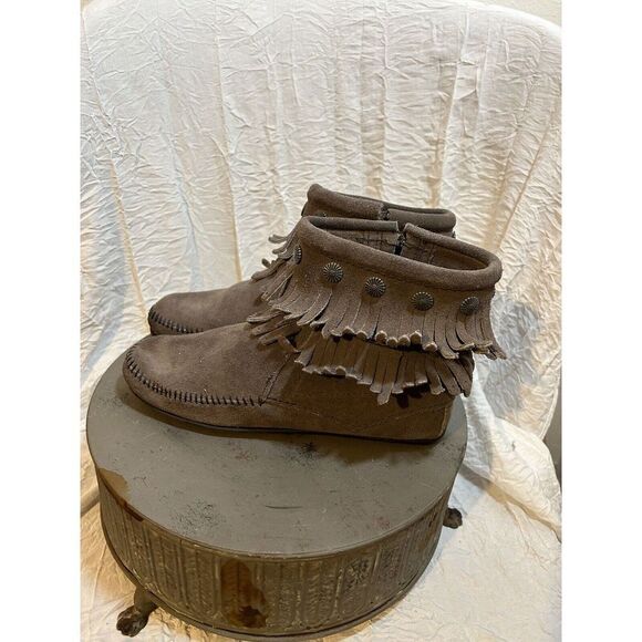 MINNETONKA Gray Suede Hard Bottom Fringe Moccasin Ankle Boots Women's Size 7 - Picture 2 of 8